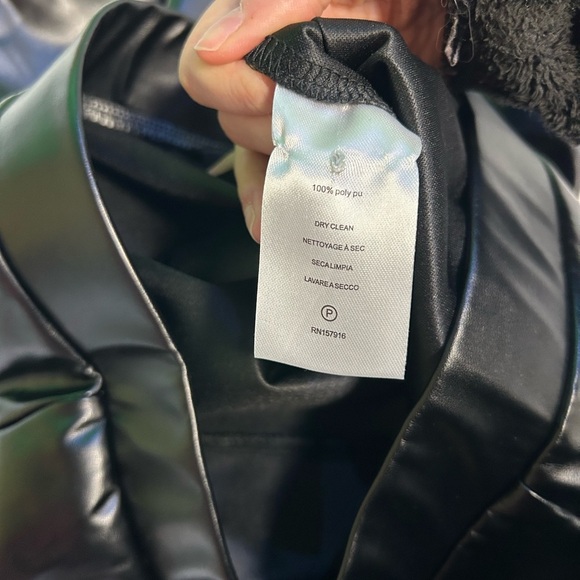 Halston Straight Leg Black Pleather Pants Size M - Picture 5 of 6